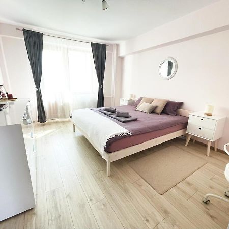 Apartament Spatios In Орадя Екстер'єр фото