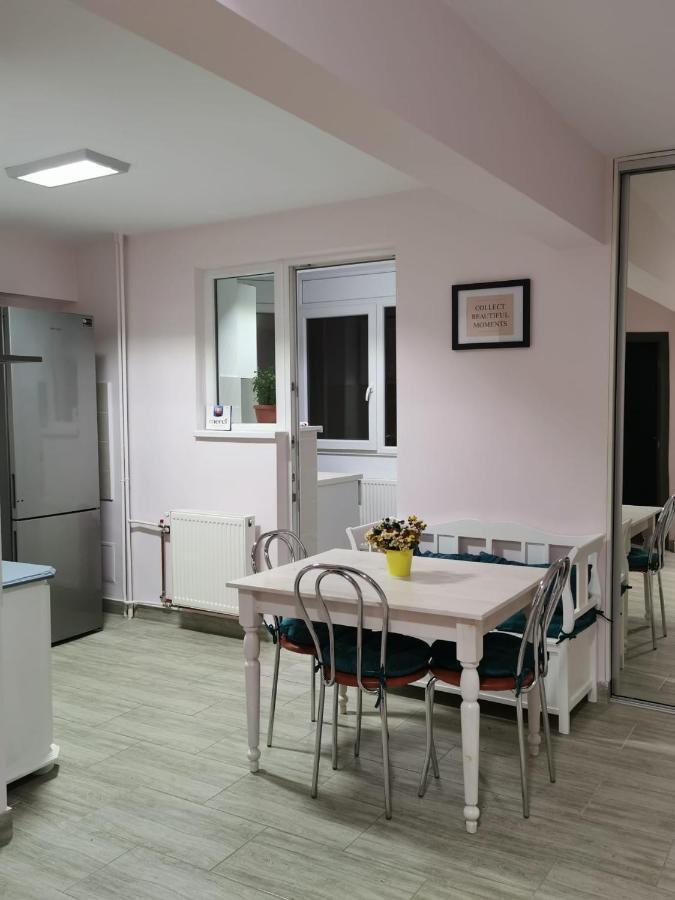 Apartament Spatios In Орадя Екстер'єр фото