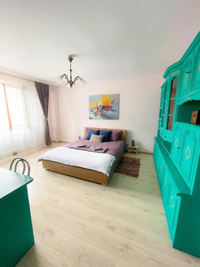 Apartament Spatios In Орадя Екстер'єр фото
